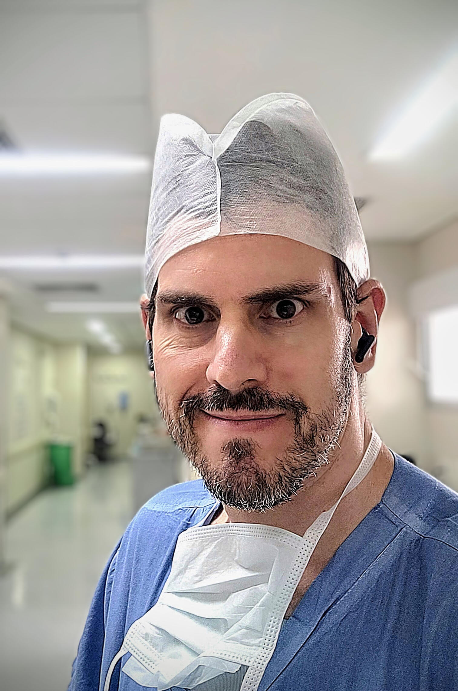 Dr. Ledo Massoni no centro cirúrgico, usando touca e máscara, pronto para uma cirurgia Dr. Ledo Massoni usando paramentação cirúrgica completa em centro cirúrgico, pronto para uma cirurgia de tireoide.