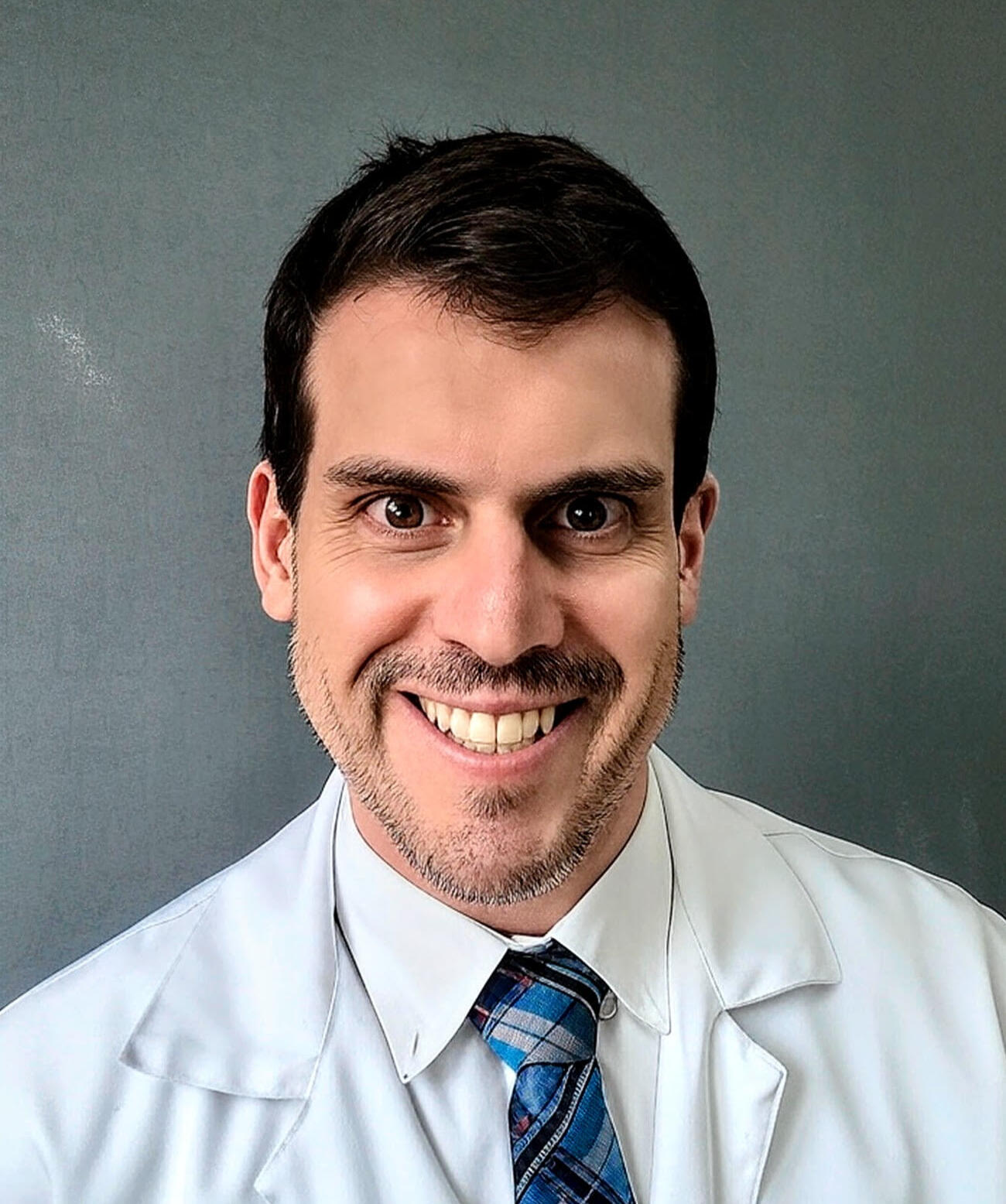 Dr. Ledo Massoni – Cirurgião de Cabeça e Pescoço | Especialista em Tireoide | USP Dr. Ledo Massoni, cirurgião de cabeça e pescoço formado pela USP, especialista em cirurgia de tireoide